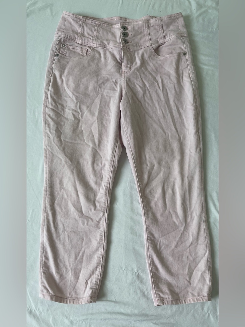 Ladies Jeans Light Pink Size Cropped Size 15    3 Button And Zipper Closure